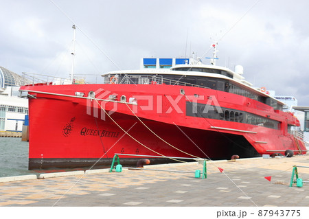 博多港に停泊する日韓航路船 QUEEN BEETLE 87943775