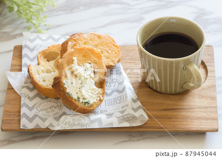 クリームチーズトーストの朝食　ブラックコーヒー 87945044