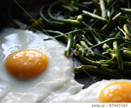 Fried eggs with green beans Fried eggs with green beans 87945564