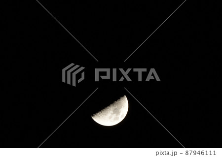 北杜市白州町、月齢7.4満ちて行く三月上弦の月（位置：中央下） 87946111