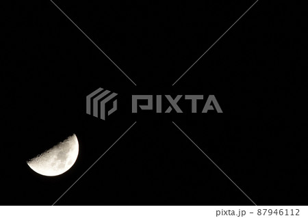 北杜市白州町、月齢7.4満ちて行く三月上弦の月（位置：左下） 87946112