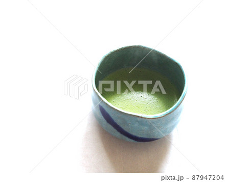 裏千家の抹茶　白背景　コピースペース 87947204