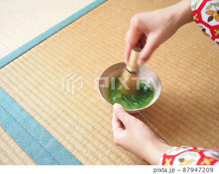 着物で茶を点てる 87947209