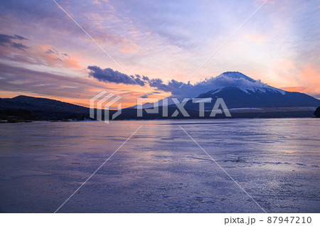 （山梨県）夕暮れの空と富士山・山中湖 87947210