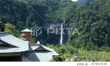 高台からの多宝塔と那智の滝 87947226
