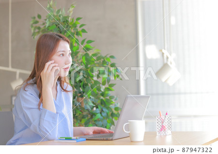 記憶をたどりながら電話の話を聞くビジネスウーマン2 87947322