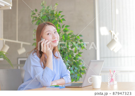 記憶をたどりながら電話の話を聞くビジネスウーマン3 87947323