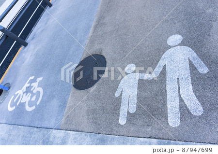 街中にある自転車用の道路標識_15 87947699