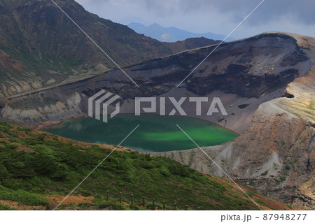 蔵王連峰の火口湖の蔵王の御釜 蔵王連峰の火口湖の蔵王の御釜 87948277