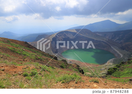 蔵王連峰の火口湖の蔵王の御釜 87948288