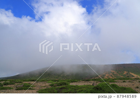 蔵王連峰のトレッキング中の風景 87948589