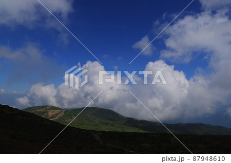 蔵王連峰のトレッキング中の風景 87948610