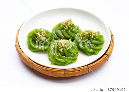 Sweet pandan pudding with white sesame seeds Sweet pandan pudding with white sesame seeds 87949105