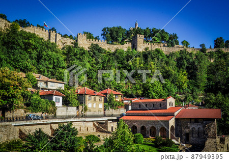 ヴェリコ・タルノヴォ旧市街の教会と城塞 87949395