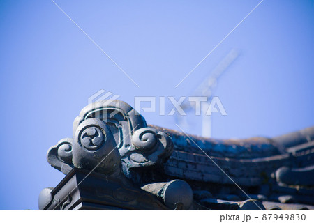 快晴の青空と鬼瓦 快晴の青空と鬼瓦 87949830