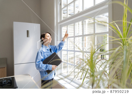 作業着の女性　リフォーム　点検 87950219