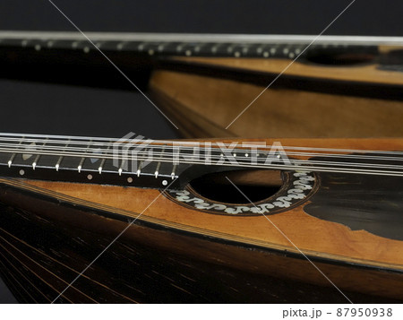 黒背景の中の2本のマンドリンの中心部 87950938