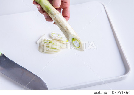 長ねぎを切る手元　Leek 87951360