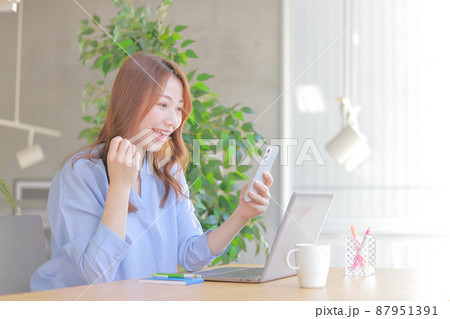 スマホを見て喜ぶビジネスウーマン3 87951391