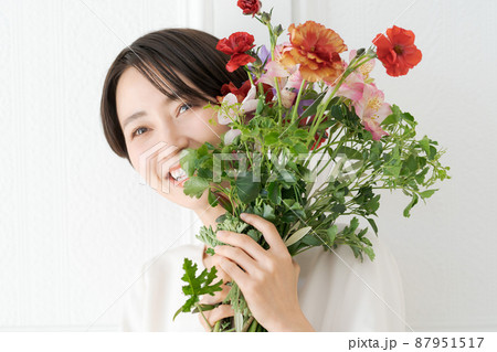 花束を抱えた女性　 87951517
