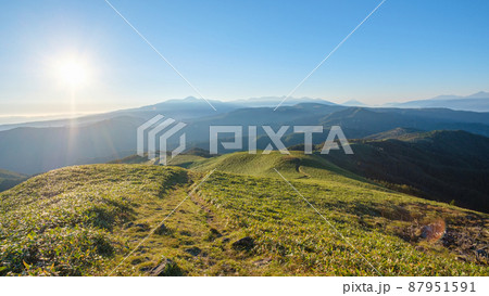 信州ビーナスライン・三峰山トレッキング　（山頂から八ヶ岳方面の眺め） 87951591