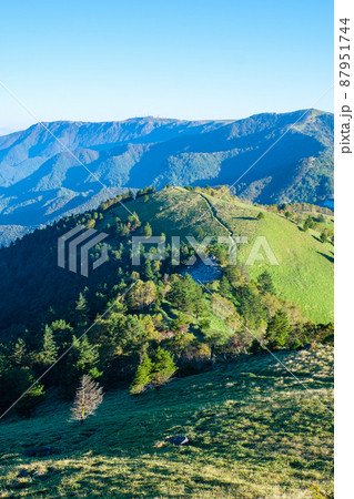 信州ビーナスライン・三峰山トレッキング　（山頂から美ヶ原方面の眺め） 87951744