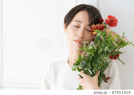 花束を抱えた女性　ポートレート 87951919