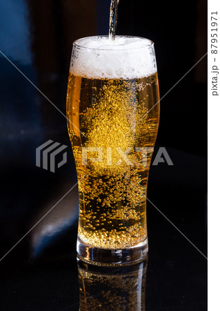 グラスに注がれるビール beer グラスに注がれるビール beer 87951971