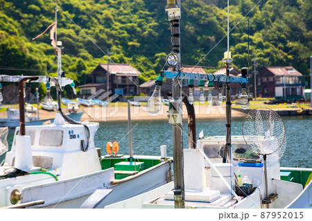 山陰海岸の港風景です。漁船にはいさり漁に使用するランプが見えます。島根県 87952015