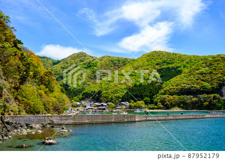 若狭小浜　田烏港と釣姫港の海と明神鼻灯台 87952179