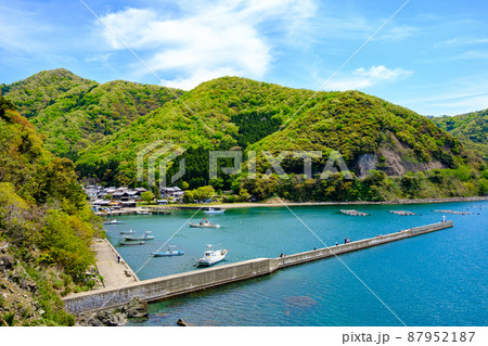 若狭小浜　田烏港と釣姫港の海と明神鼻灯台 87952187