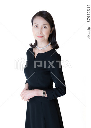 シニア女性ポートレート白バック 87952312