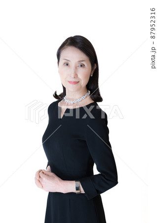 シニア女性ポートレート白バック 87952316