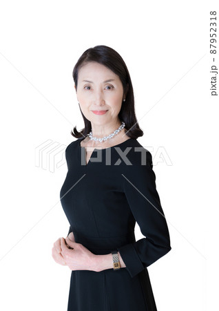 シニア女性ポートレート白バック 87952318