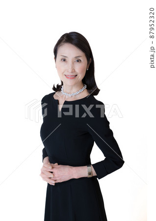 シニア女性ポートレート白バック 87952320