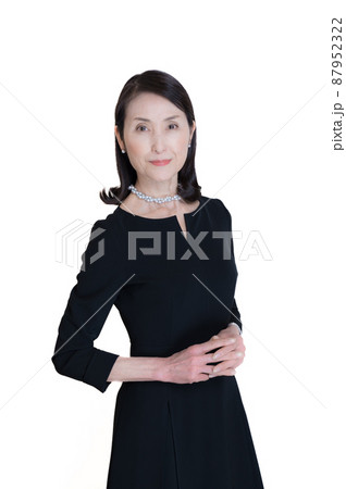 シニア女性ポートレート白バック 87952322