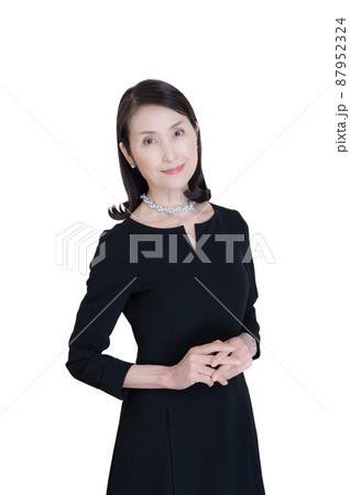 シニア女性ポートレート白バック 87952324