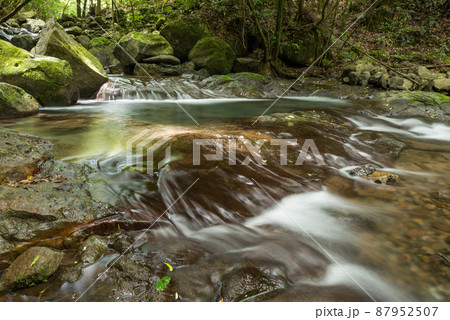 なめらかな岩の斜面を浅く広がる川 87952507