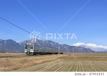 大糸線 早春の北アルプス山麓を行く普通列車 大糸線 早春の北アルプス山麓を行く普通列車 87952635