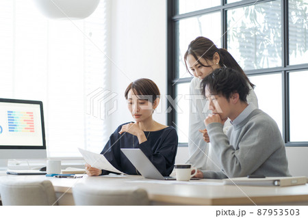 働く人々 オフィスシーン 働く人々 オフィスシーン 87953503