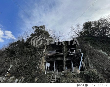 山門のような吉見百穴の近くにある岩室観音堂 87953705