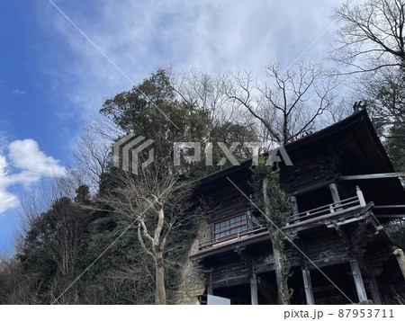 山門のような吉見百穴の近くにある岩室観音堂 87953711