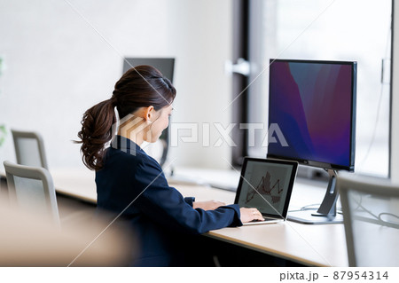 はたらく女性 87954314