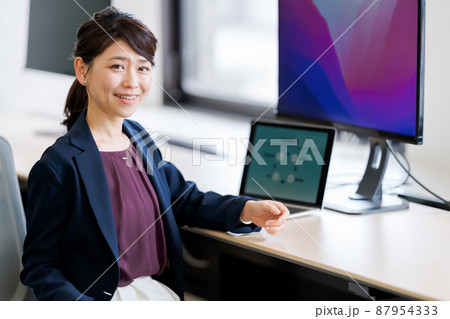 はたらく女性 87954333