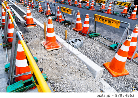 工事中の歩道 縁石の敷設と三角コーンとバリケード 高彩度コントラスト 工事中の歩道 縁石の敷設と三角コーンとバリケード 高彩度コントラスト 87954962