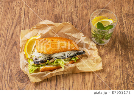 トルコ名物 サバのサンドイッチ  Istanbul mackerel sandwich 87955172