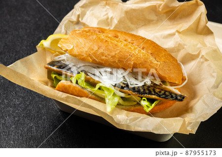トルコ名物 サバのサンドイッチ Istanbul mackerel sandwich トルコ名物 サバのサンドイッチ Istanbul mackerel sandwich 87955173