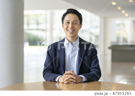 カメラ目線の笑顔の30代のビジネスマン 87955265