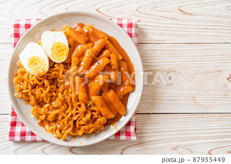 Rabokki (Ramen or Korean instant noodle and Tteokbokki) in spicy korean sauce 87955449