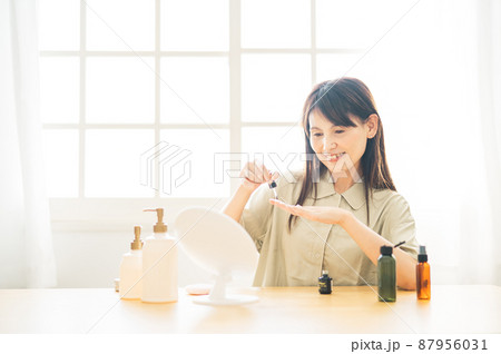 ネイルする中高年女性 87956031